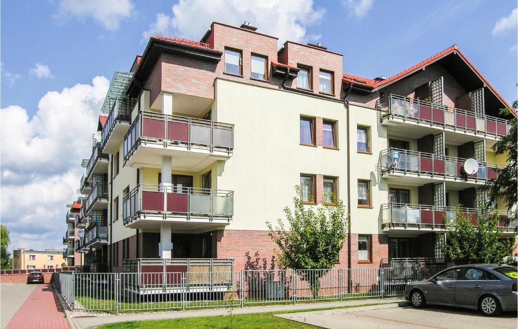 un condominio con una macchina parcheggiata di fronte di Apartment Beautiful a Ostróda