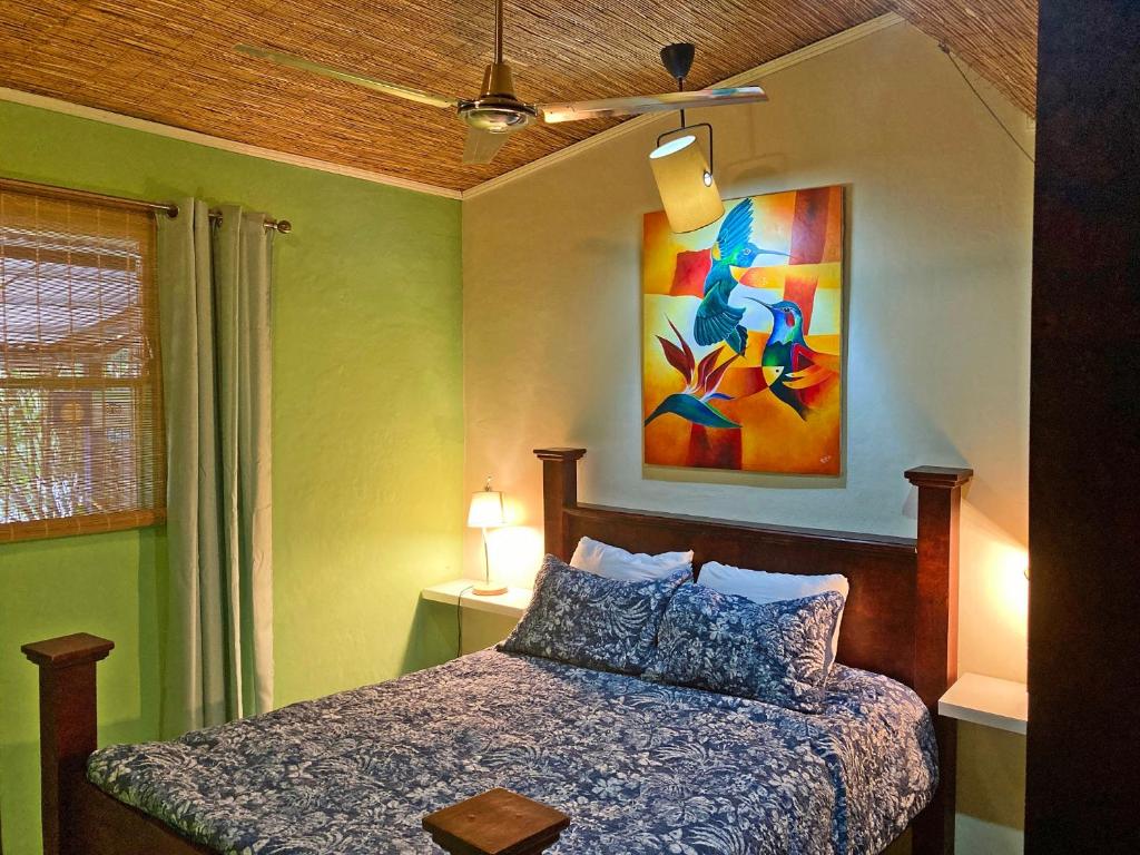 Postel nebo postele na pokoji v ubytování Montaña Linda Hostel Orosi
