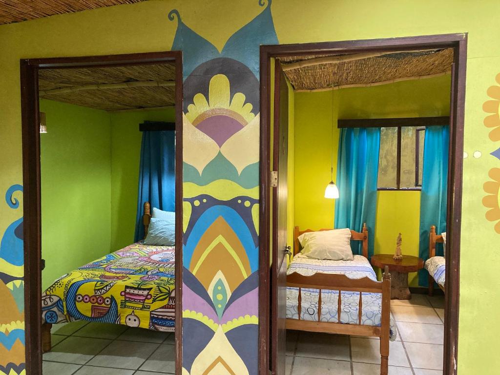 Postel nebo postele na pokoji v ubytování Montaña Linda Hostel Orosi