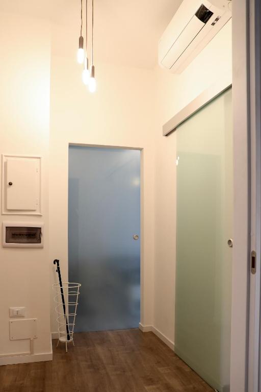 korytarz z niebieskimi drzwiami i białą ścianą w obiekcie Kimimoel House w Turynie
