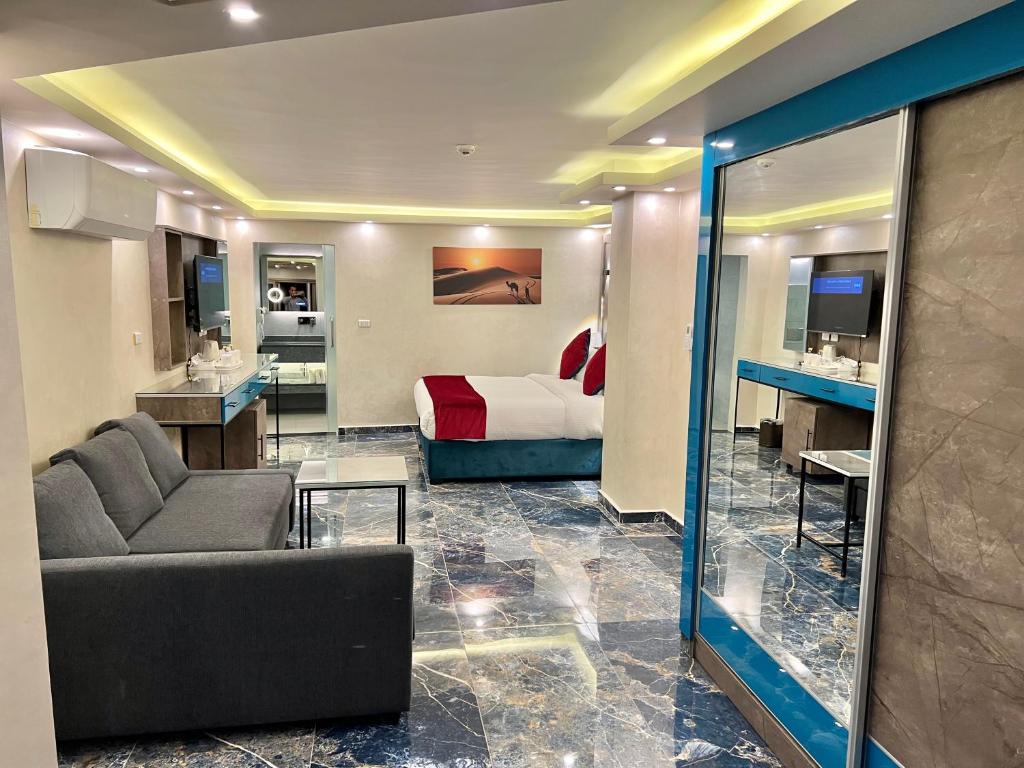 ein Hotelzimmer mit einem Bett und einer Couch in der Unterkunft Petra Sella Hotel in Wadi Musa