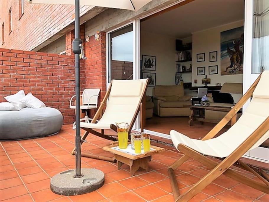 - une terrasse avec 2 chaises et une table avec des boissons dans l'établissement Apartment In Moledo Beach, Caminha w/ Amazing Ocean View, à Caminha