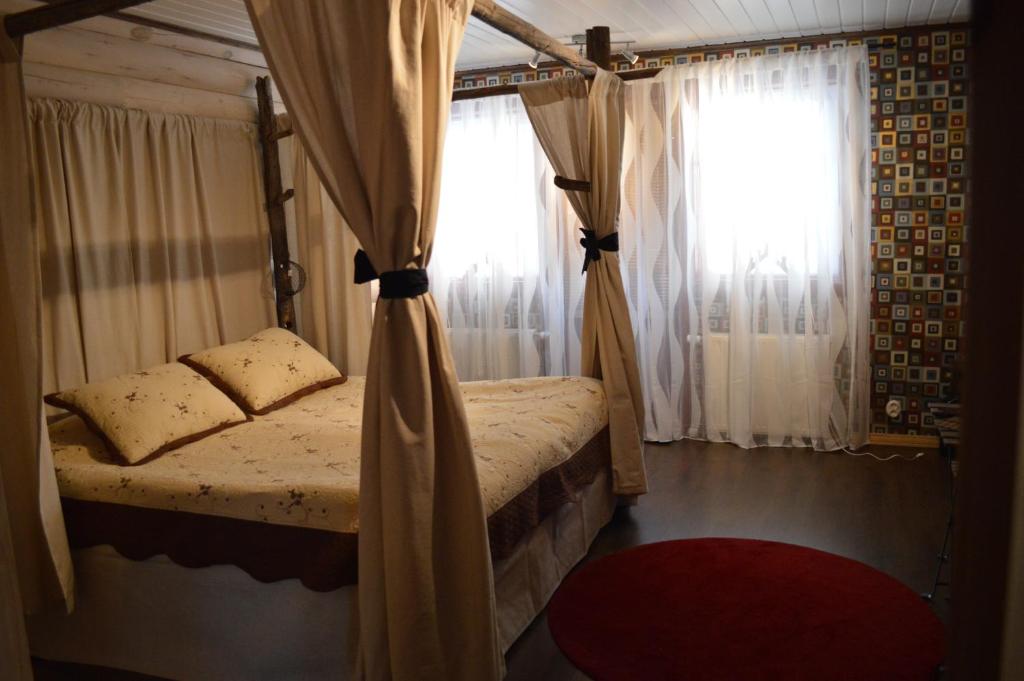 サレンにあるSälens Bed & Breakfastのベッドルーム1室(カーテン付きのベッド1台、窓付)