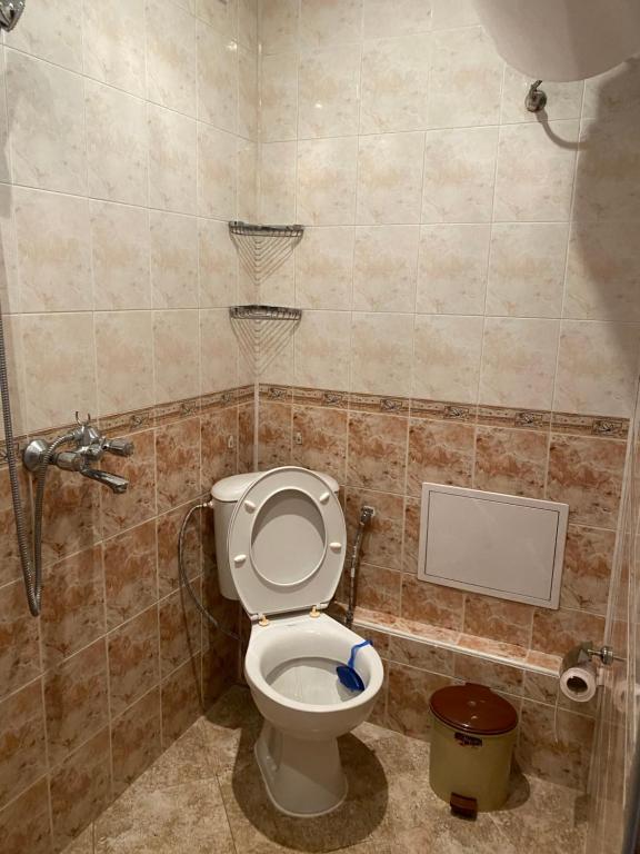 A bathroom at Апартамент за гости