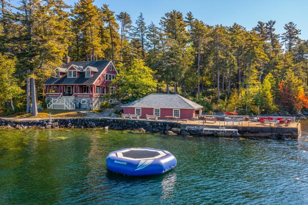 Vacation Home Magnificent Family Compound, Alton Bay, NH