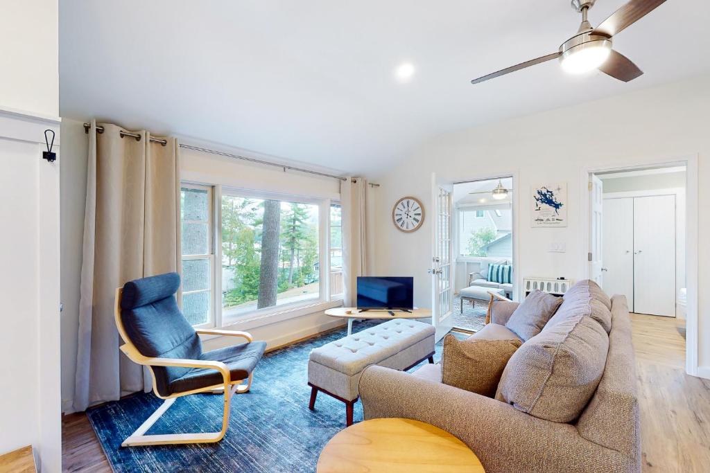 ein Wohnzimmer mit einer Couch und einem Sessel in der Unterkunft Sunrise Cottage in Alton Bay