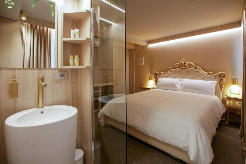 a bathroom with a bed and a sink and a tub at The Venice Nest @ Ca' Del Duca in Venice