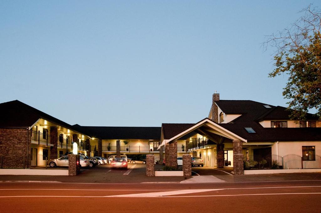 um edifício com um parque de estacionamento em frente em Aotea Motor Lodge em Whanganui