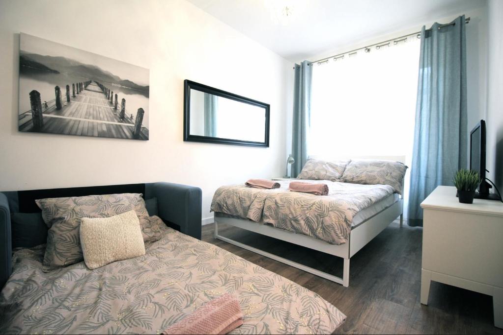 Un pat sau paturi într-o cameră la Zamojska Residence Apartments