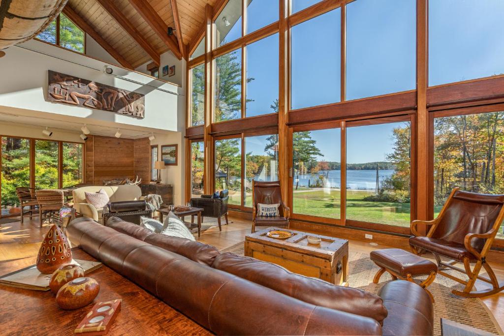 uma grande sala de estar com um grande sofá de couro em Lake Shore Drive em Franklin