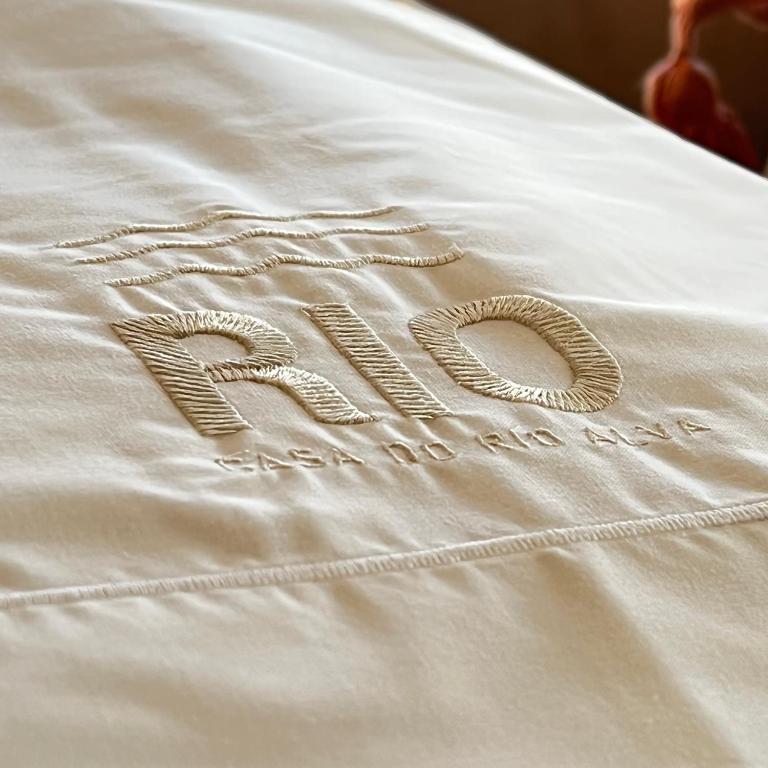 Uma cama ou camas num quarto em Casa do Rio Alva