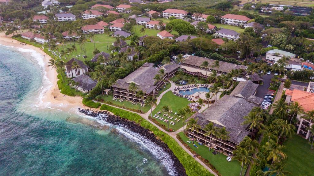 uma vista aérea de um resort junto ao oceano em Koa Kea Resort on Poipu Beach em Koloa