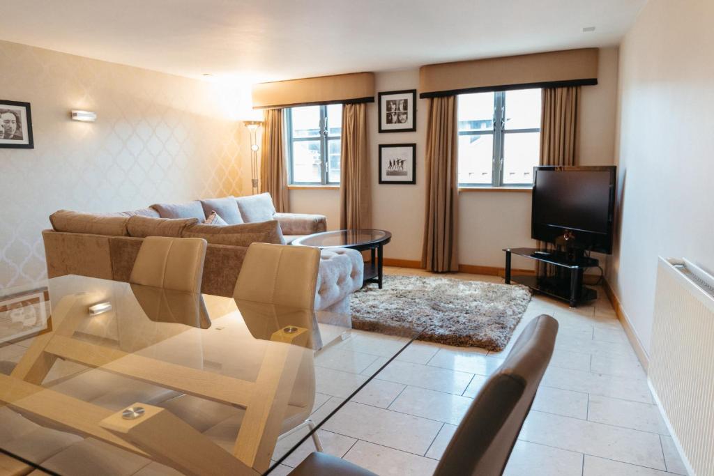 TV a/nebo společenská místnost v ubytování Posh Pads - Liverpool 1 - Apart-Hotel