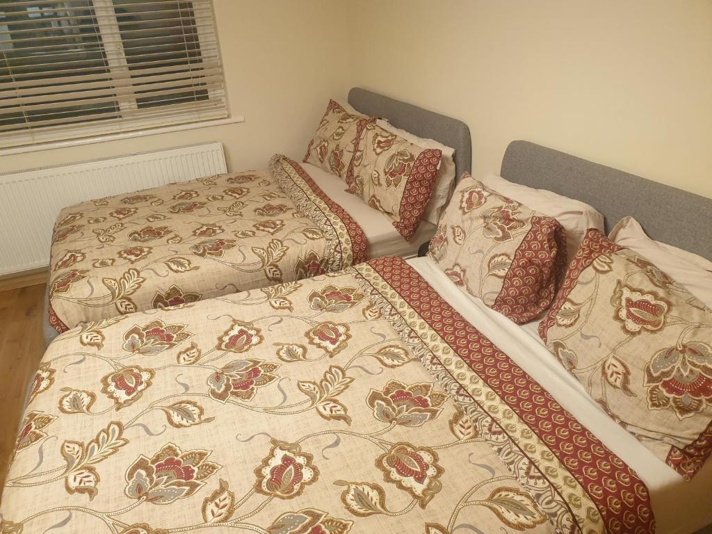 London Luxury Apartment 3 Bed 1 minute walk from Redbridge Stn Free Parking - Appartement Met Drie Slaapkamers