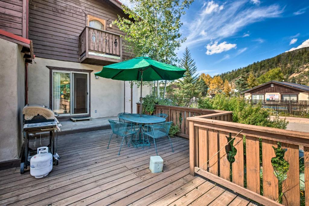 Cozy Red River Alpine Condo with Mountain Views, Red River (updated