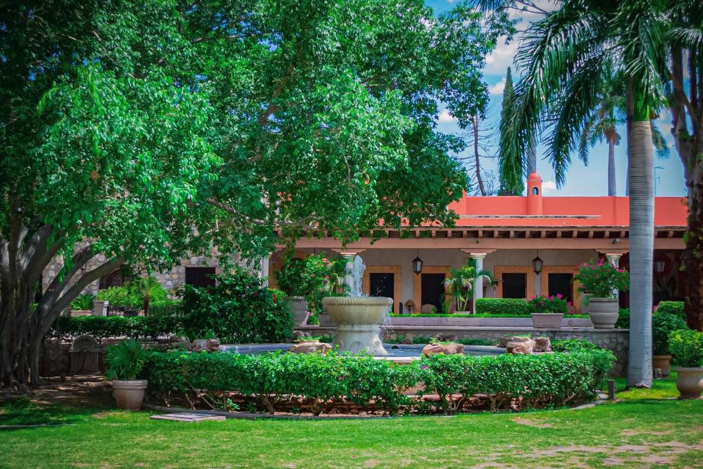 um edifício com uma fonte em frente a um quintal em Hacienda de los Santos em Álamos