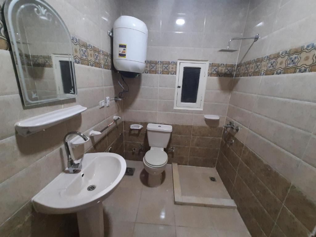 A bathroom at Aton pyramids view guest house