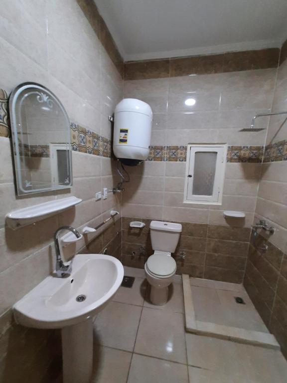 A bathroom at Aton pyramids view guest house