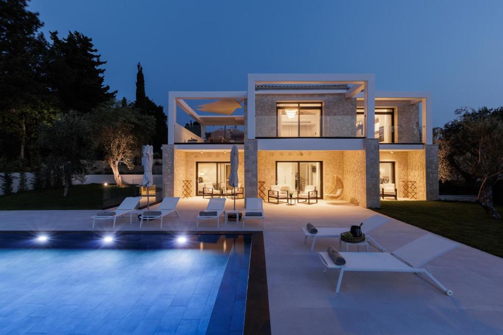 Bazén v ubytování Luxurious Villa Trinity nebo v jeho okolí