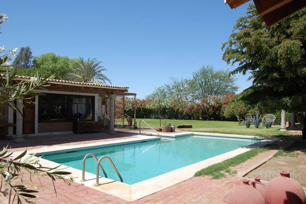 - une piscine en face d'une maison dans l'établissement Ranchito La Querencia, à Mexicali