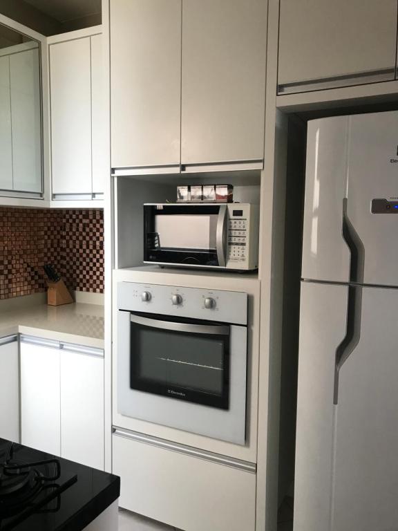 Kuchyň nebo kuchyňský kout v ubytování Lindo apartamento com vista para o mar