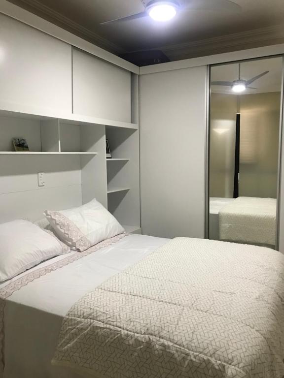 Postel nebo postele na pokoji v ubytování Lindo apartamento com vista para o mar