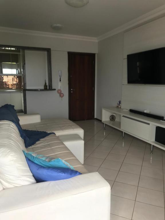 TV a/nebo společenská místnost v ubytování Lindo apartamento com vista para o mar