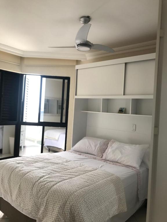 Postel nebo postele na pokoji v ubytování Lindo apartamento com vista para o mar