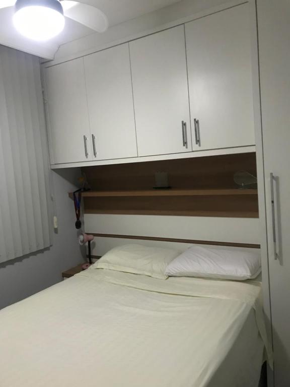 Postel nebo postele na pokoji v ubytování Lindo apartamento com vista para o mar
