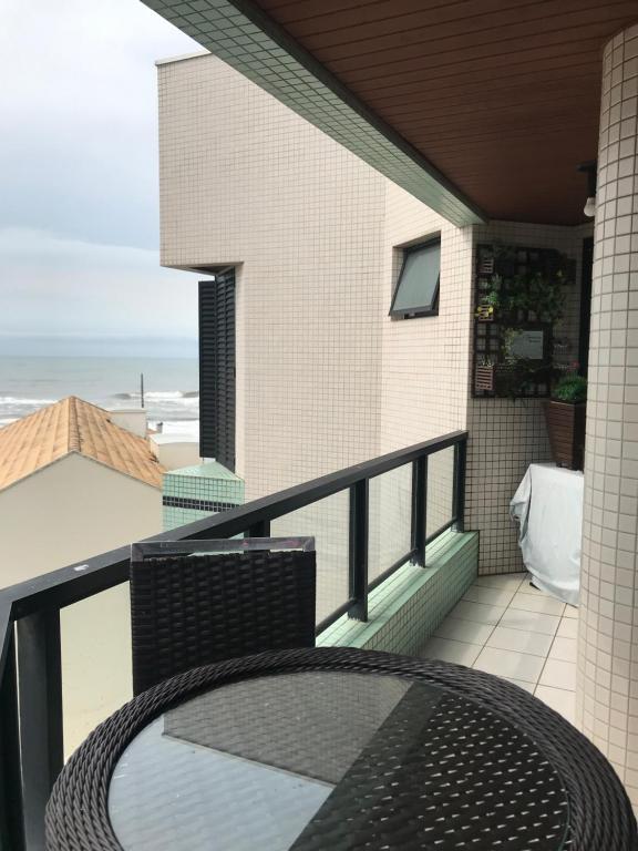 Balkón nebo terasa v ubytování Lindo apartamento com vista para o mar