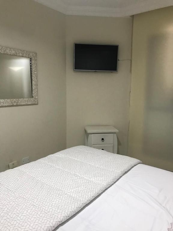 TV a/nebo společenská místnost v ubytování Lindo apartamento com vista para o mar