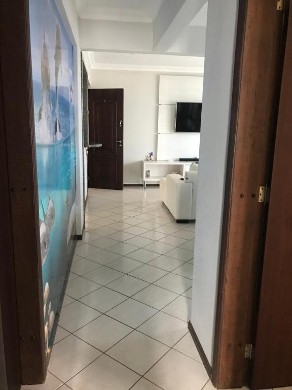TV a/nebo společenská místnost v ubytování Lindo apartamento com vista para o mar