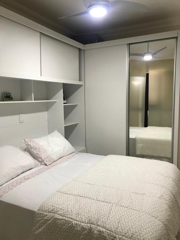 Postel nebo postele na pokoji v ubytování Lindo apartamento com vista para o mar