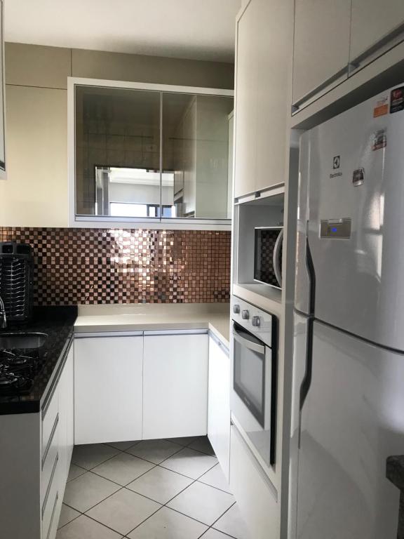 Kuchyň nebo kuchyňský kout v ubytování Lindo apartamento com vista para o mar