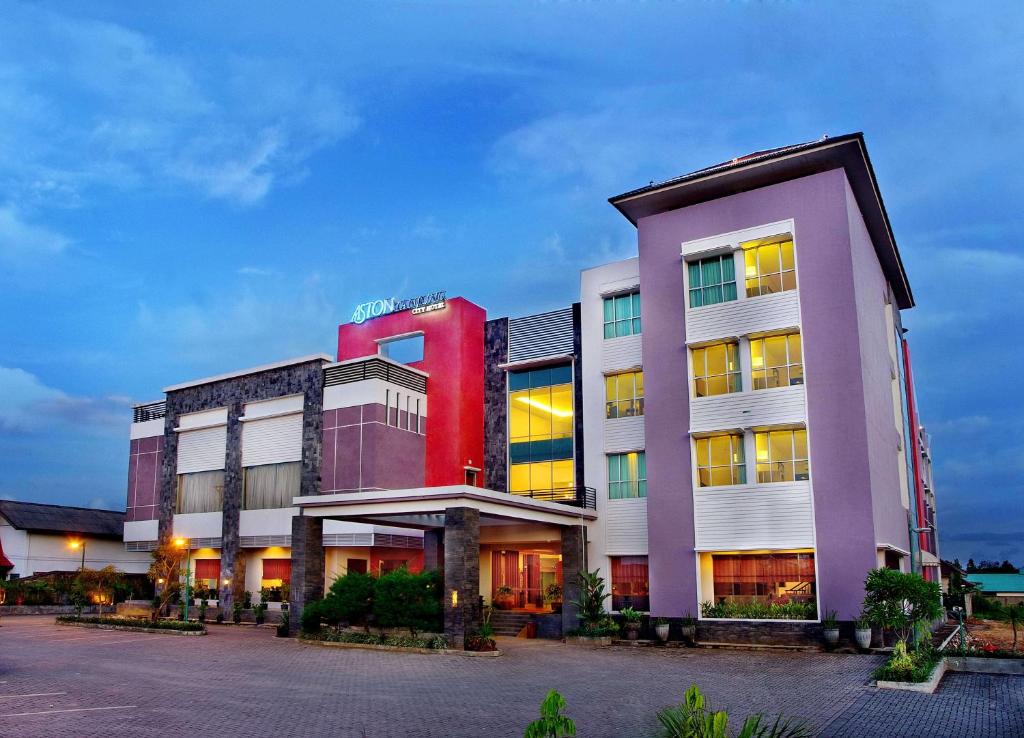 un edificio con un edificio rojo y blanco en ASTON Tanjung City Hotel, en Tanjung
