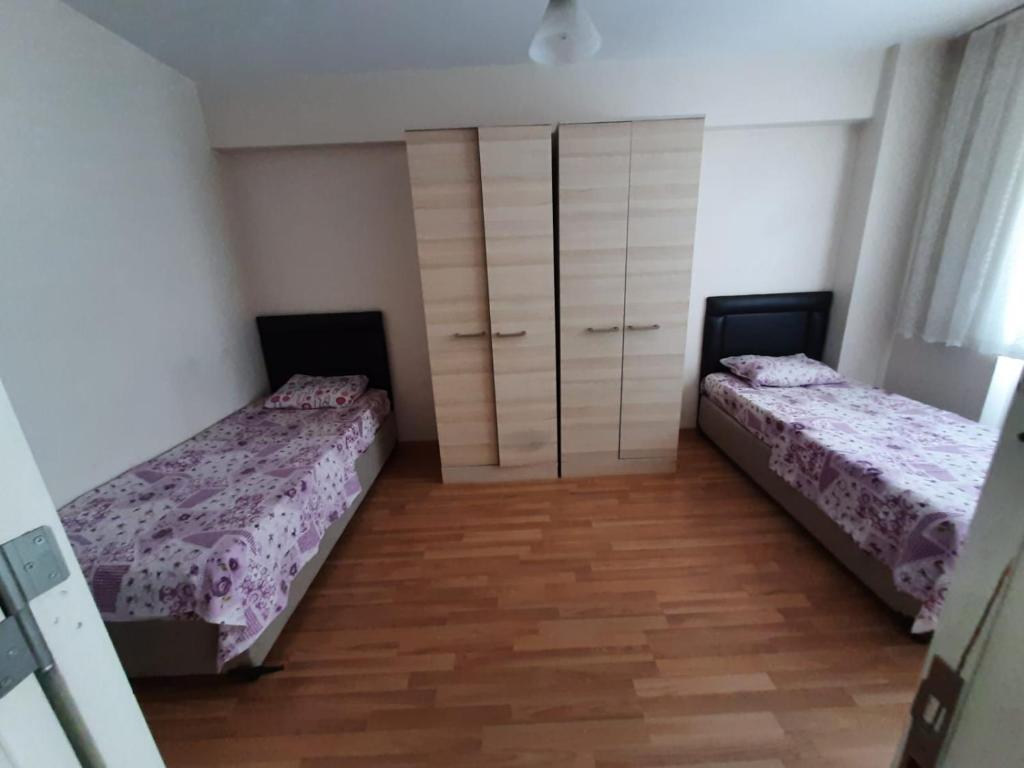 1 Schlafzimmer mit 2 Betten und einer Kommode in der Unterkunft Rainfort turizm sanayi ve ticaret ltd şti in Denizli