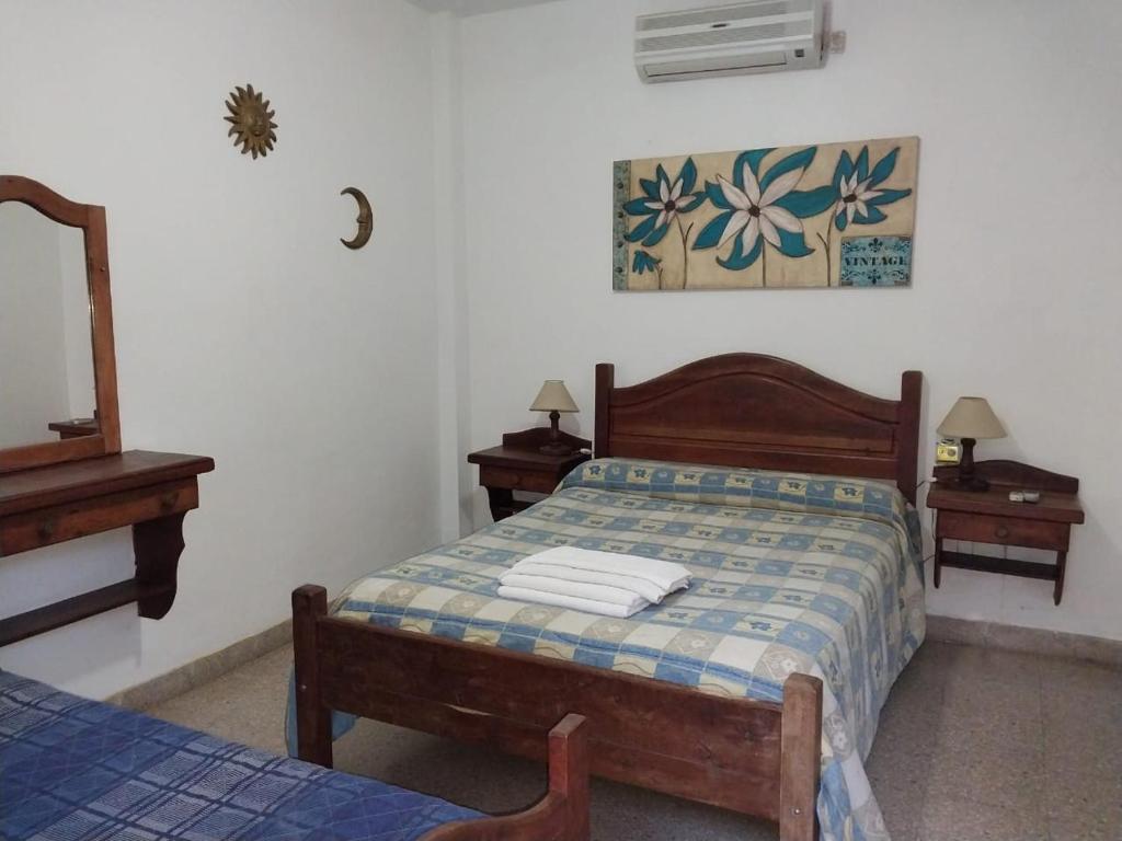 Llit o llits en una habitació de Aimara apartamentos y habitaciones