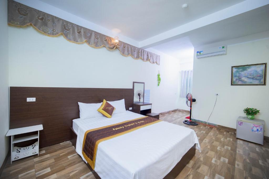 um quarto com uma cama grande num quarto em Family Transit 2 Hotel em Hanói