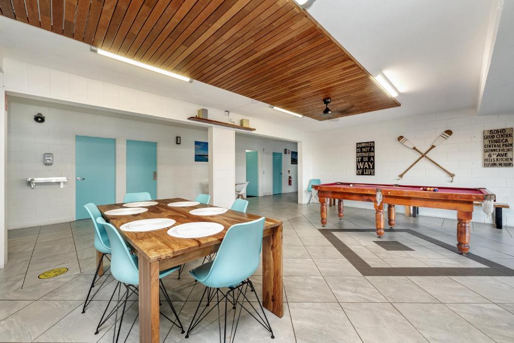 Stolní tenis v ubytování Seaside Lodge Hostel Townsville- right next to coles, 2 mins walk to strand & CBD- Passport required nebo okolí