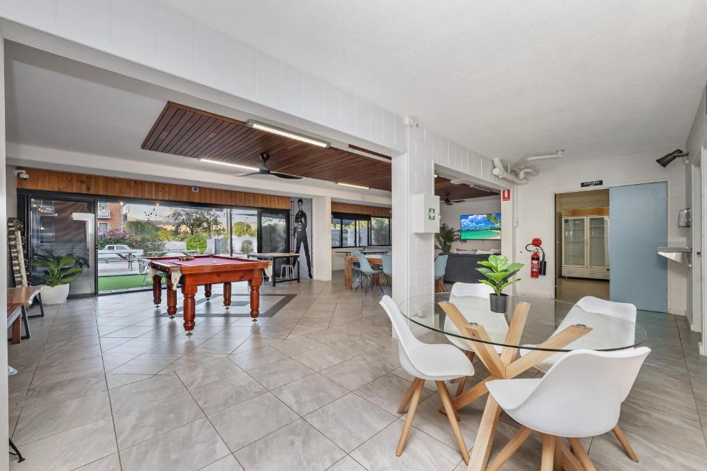 TV a/nebo společenská místnost v ubytování Seaside Lodge Hostel Townsville- right next to coles, 2 mins walk to strand & CBD- Passport required