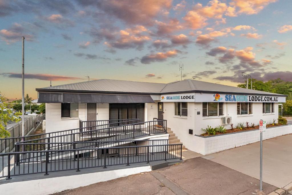 un edificio con una recinzione di fronte di Seaside Lodge Townsville a Townsville