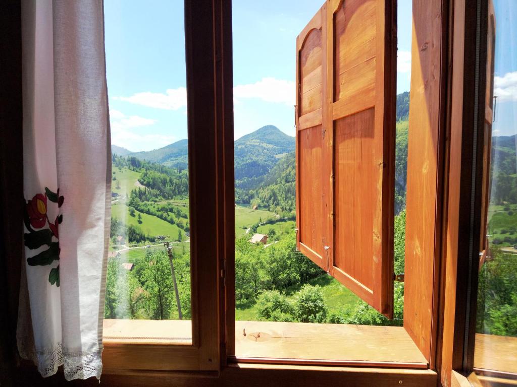 an open window with a view of a mountain at Drvene kuće ŠUŠKA in Zaovine