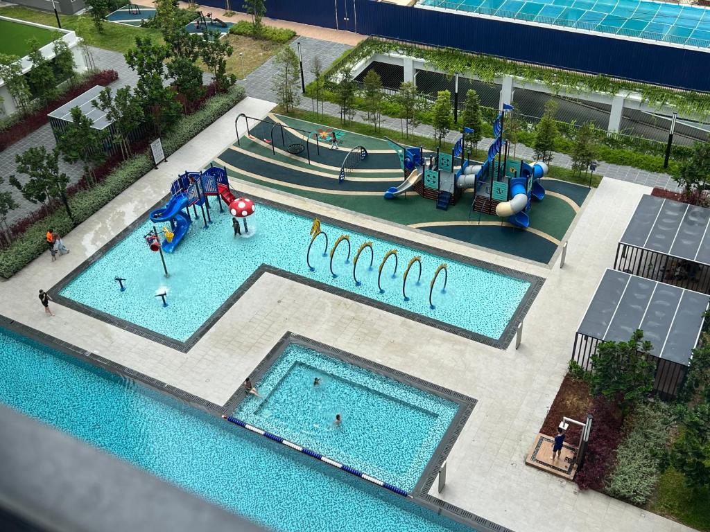 - une vue sur la piscine et le parc aquatique dans l'établissement Aha Horizon Suites, à Sepang