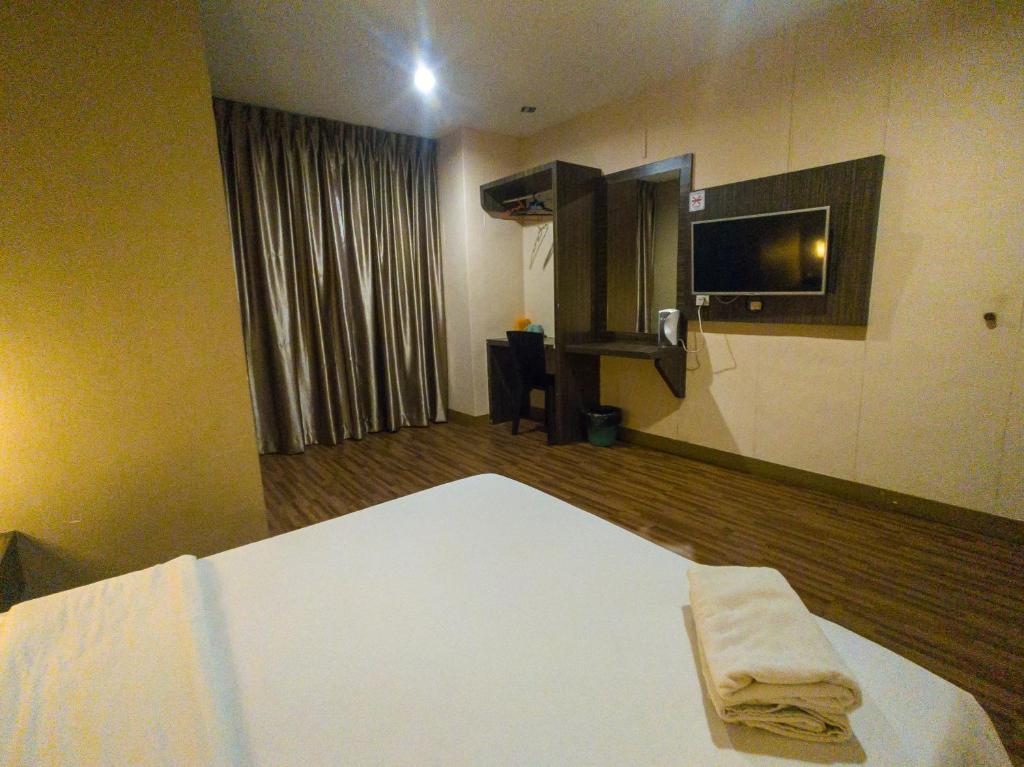 Postel nebo postele na pokoji v ubytování V Hotel Johor Bahru