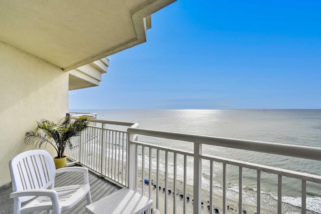 een balkon met twee witte stoelen en het strand bij Luxury Oceanfront Condo in NMB with Resort Amenities in Myrtle Beach