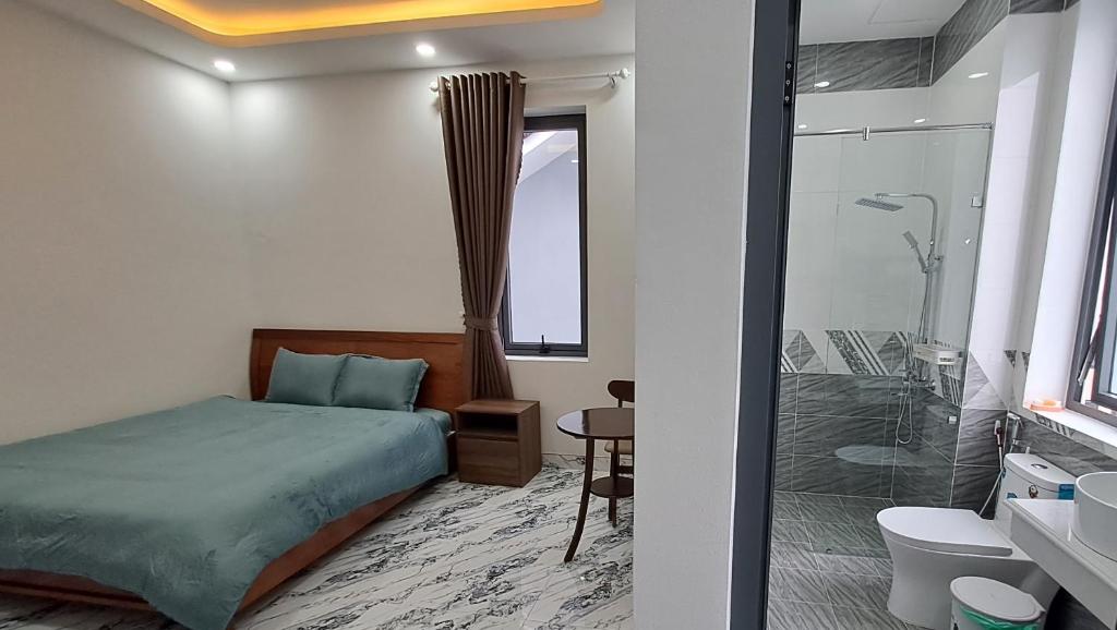 um quarto com uma cama e uma cabina de duche em vidro em Uncle Park's Villa Son Trang 엉클팍 em Da Lat