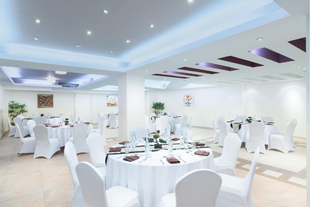 Restaurace v ubytování Al Hail Waves Hotel Managed By Centara
