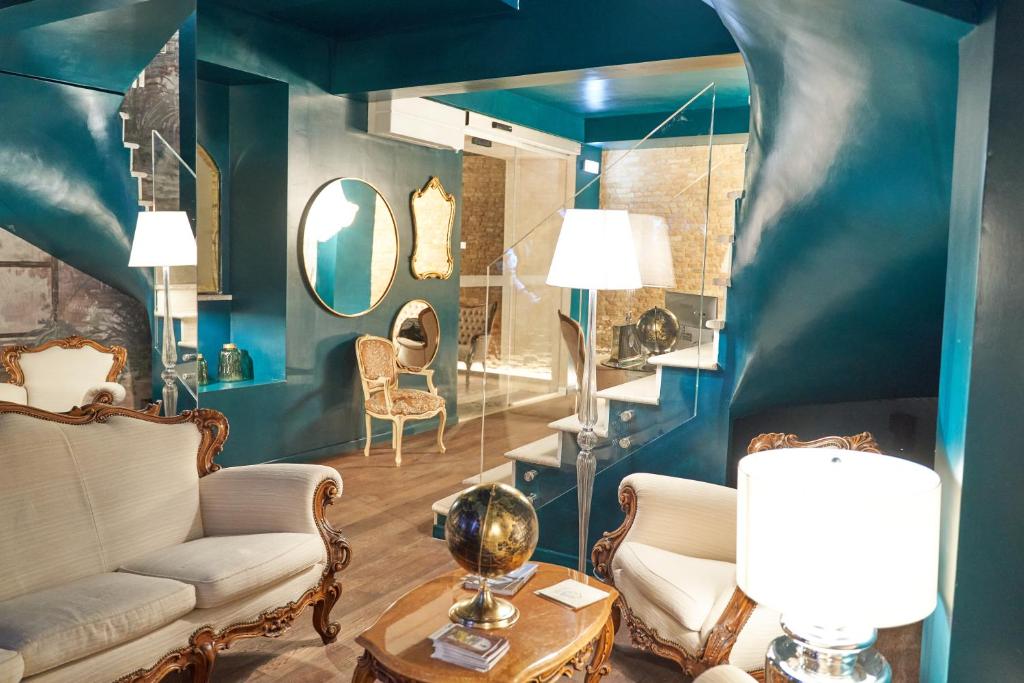 馬切拉塔的住宿－Le Dimore del Centrale，蓝色的客厅配有沙发和桌子