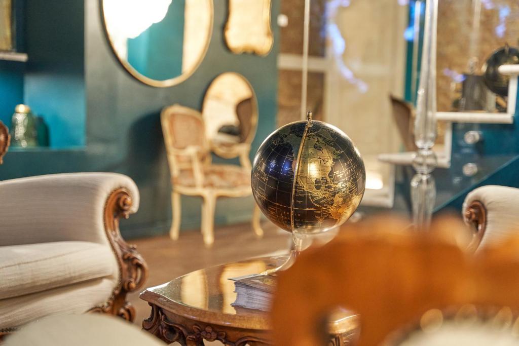 uma sala de estar com uma bola de ouro sobre uma mesa em Le Dimore del Centrale em Macerata
