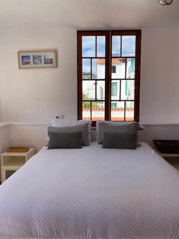 Posteľ alebo postele v izbe v ubytovaní Beautiful beach house in traditional Canarian style